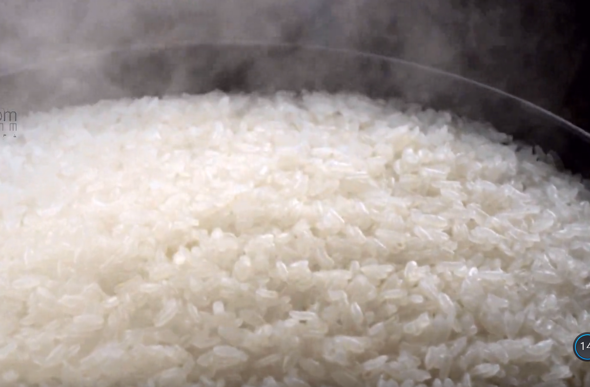 冒着热气的大米饭高清特写视频